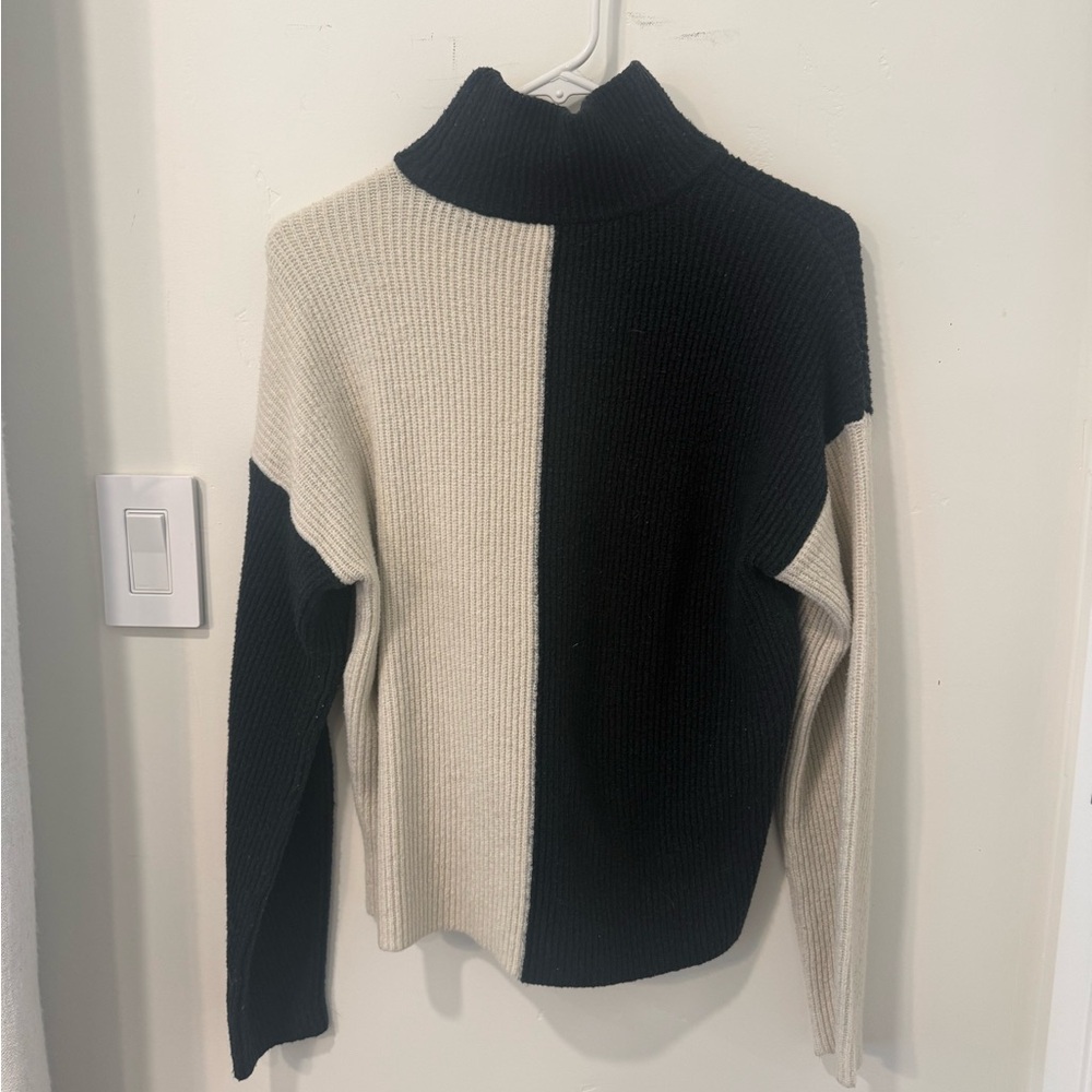 Abercrombie & Fitch Black and Cream Turtleneck Sweater
